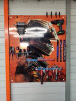 Wieszak - kask i kombinezon