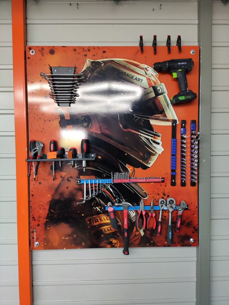 Wieszak - kask i kombinezon